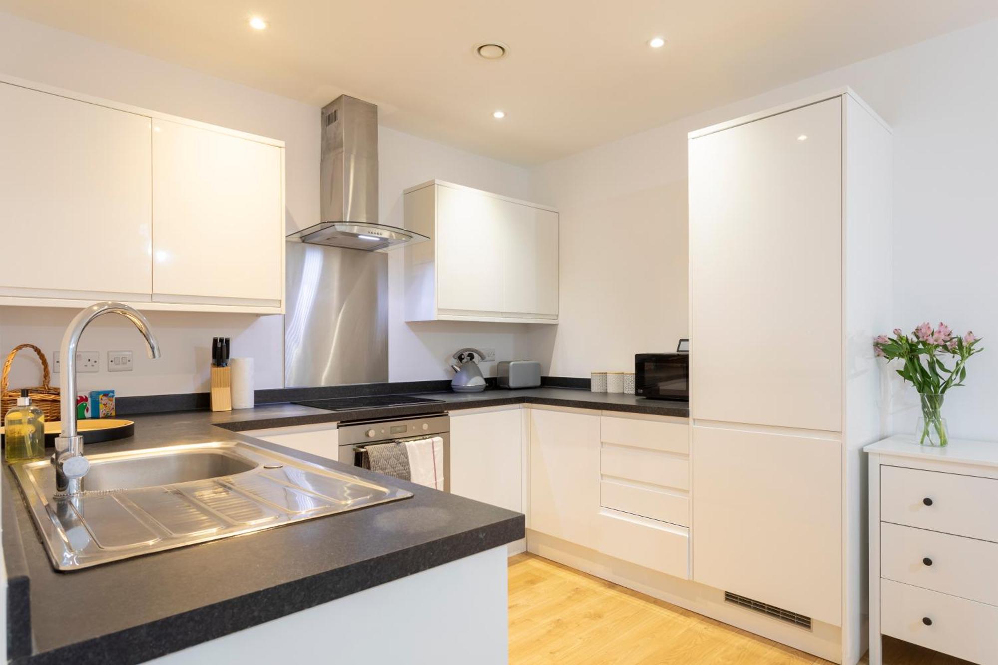 1 Bed - Redhill Central, Surrey, Gatwick #4 *