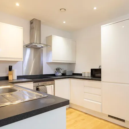1 Bed Apartment - Redhill Central, Surrey, Gatwick #4 Exterior photo